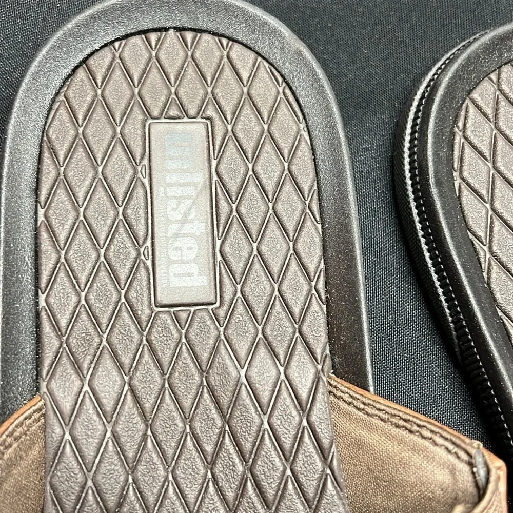 Unlisted men’s slides EUC